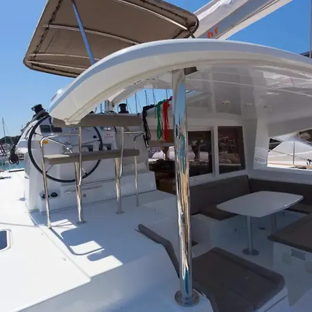 Catamaran Y Velero I Centro De * Ибица
