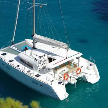 Botel Catamaran Y Velero I Centro De *