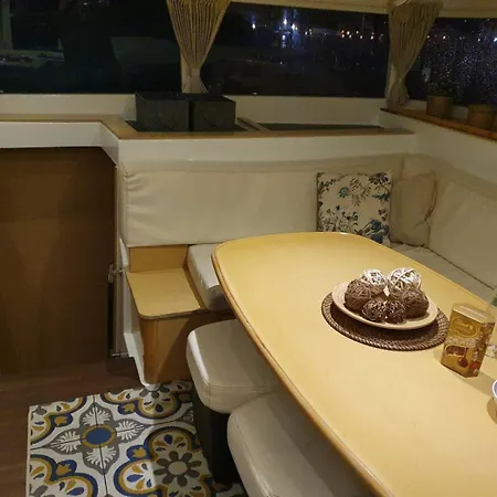 Botel Catamaran Y Velero I Centro De *
