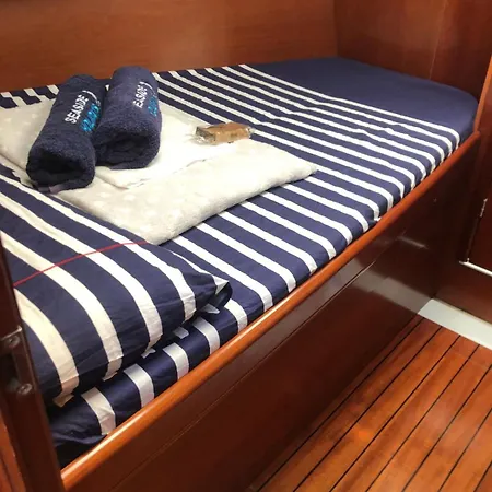 Catamaran Y Velero I Centro De * Ибица